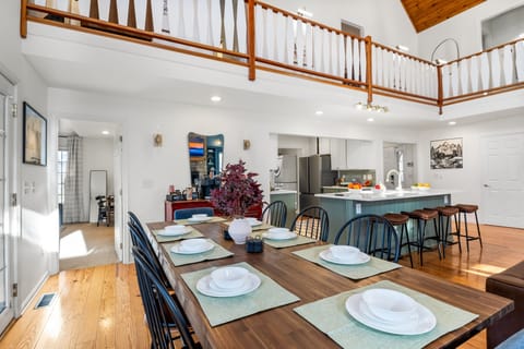 Additional 4 seating at the adjoining bar.