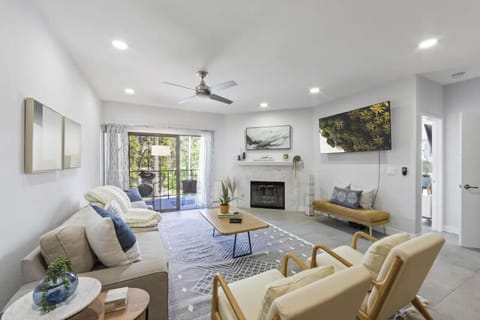 Newly remodeled apartment right on Coronado Island`s vibrant Orange Avenue.