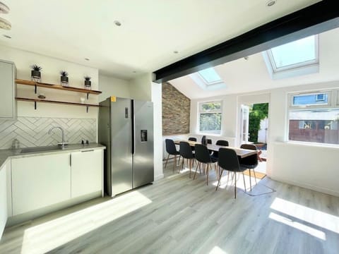 Spacious kitchen and dining area (1)