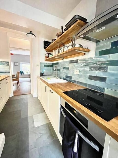 Fully Equipped Kitchen (2)