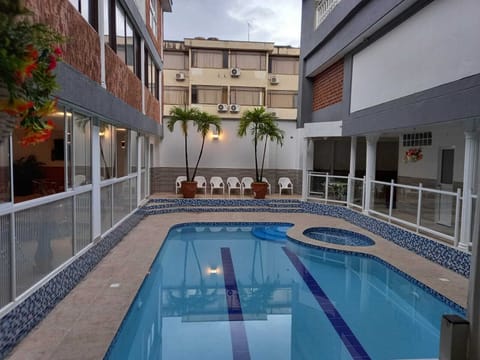 Exercise/lap pool
