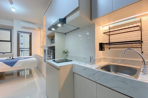 Deluxe Studio | Private kitchen | Fridge, microwave, stovetop, rice cooker