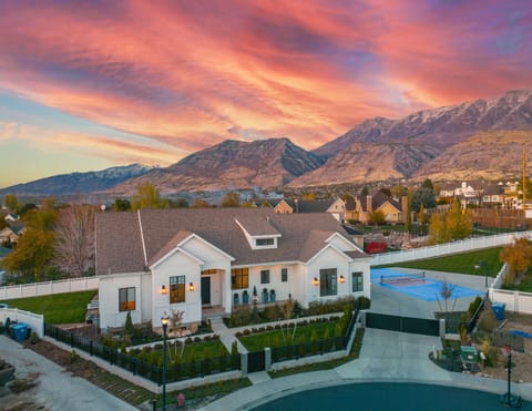 Luxury Home minutes from it all!