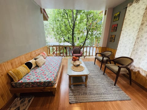 Family Quadruple Room, Courtyard View | Living area