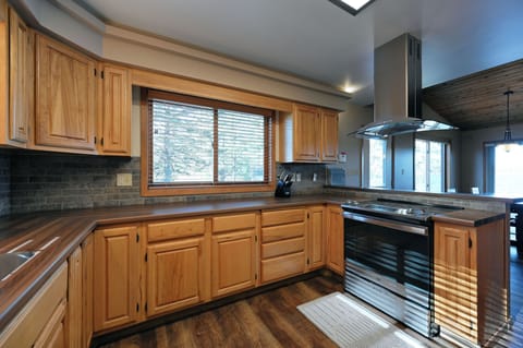 Amazing well stocked kitchen