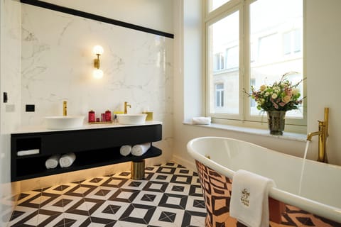 Junior Suite Héritage (lit double) | Bathroom | Hair dryer, bathrobes, slippers, towels