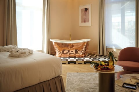 Suite Exécutive Héritage (lit double) | In-room safe, desk, iron/ironing board, free WiFi