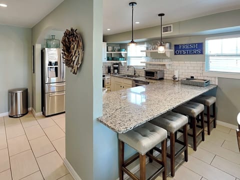 Full Size Kitchen with Breakfast Bar