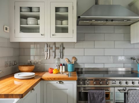 Cottage, 4 Bedrooms | Private kitchen | Fridge, microwave, dishwasher, coffee/tea maker