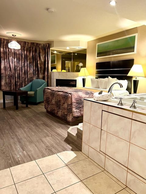 Suite, 1 Queen Bed | Free WiFi, bed sheets