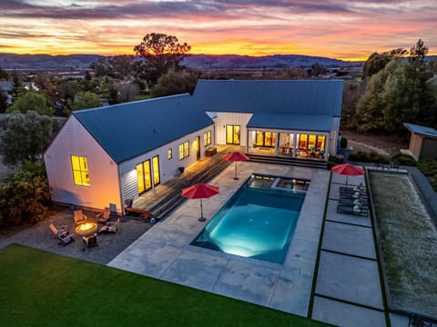 Sunsets in Sonoma never dissapoint! Especially at The Central Farmhouse. Play bocce, sit by the fire pit or enjoy a soak in the hot tub or pool. Legendary Stays can't wait to welcome you! 