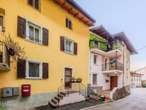 Building, Wall, Window, House, Residential Area, Facade, Home, Architecture, Neighbourhood, Town