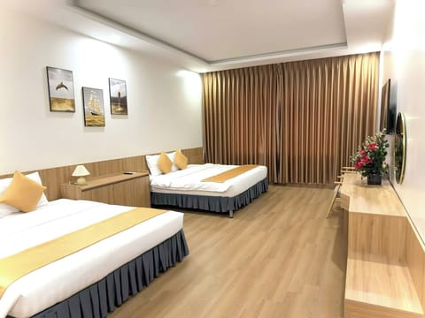 Quadruple Room | Minibar, desk, free WiFi, bed sheets