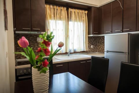 Deluxe Villa | Private kitchen | Fridge, stovetop, electric kettle, toaster