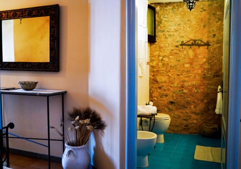 Junior Double Room | Bathroom | Free toiletries, hair dryer, bidet, towels