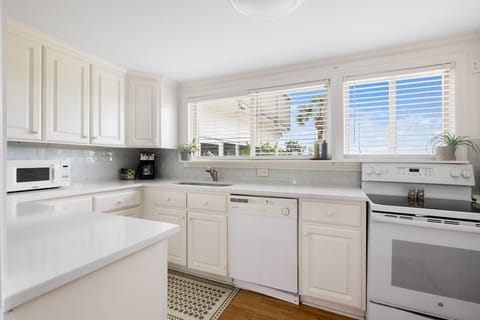 Perfect kitchen with marsh views!