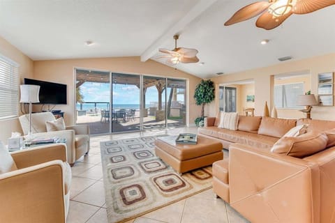 Huge living area with breathtaking views in this direct ocean front private house