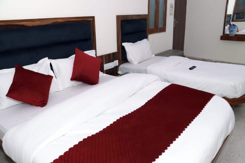 Deluxe Triple Room | Desk, laptop workspace, soundproofing, free WiFi