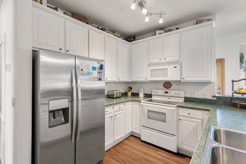 SBC704: Shallowbag Bay 704 | Kitchen