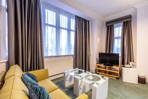 Suite | Blackout drapes, iron/ironing board, free WiFi