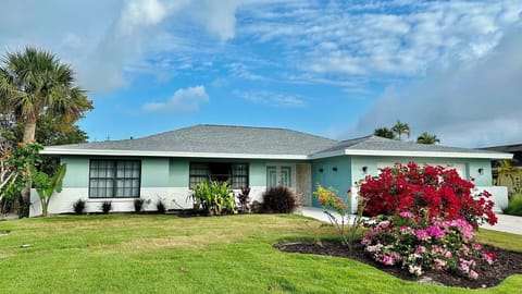 Shelluva Time! Sleeps 8, heated pool, walk to beach.