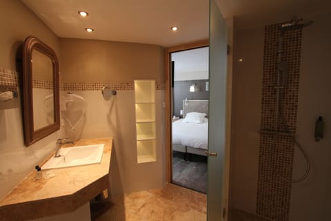 Suite, Ensuite (Mini) | Bathroom | Free toiletries, hair dryer