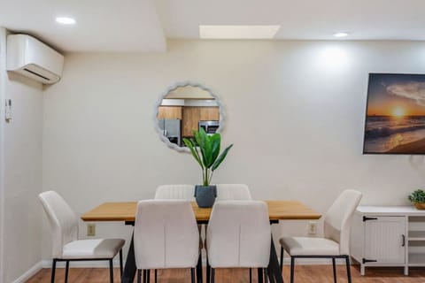 Dining table (6 seats)