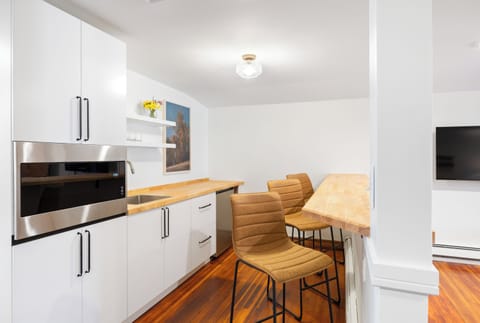 Deluxe Suite - This unit is not pet friendly | Private kitchen