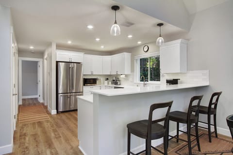 Kitchen with peninsula bar