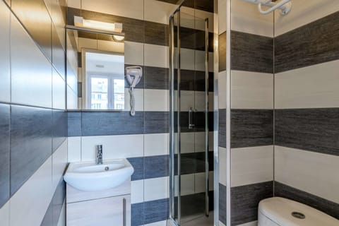 Shower, free toiletries, hair dryer, towels