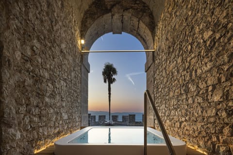 Couples treatment rooms, sauna, hot tub, steam room, Turkish bath
