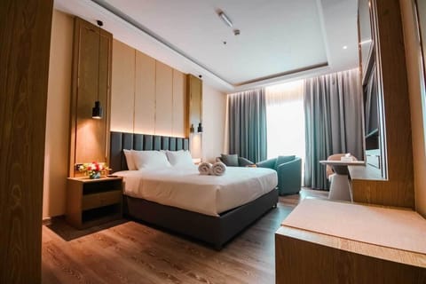 Basic Double Room, Mountain View | In-room safe, desk, iron/ironing board, WiFi (free)