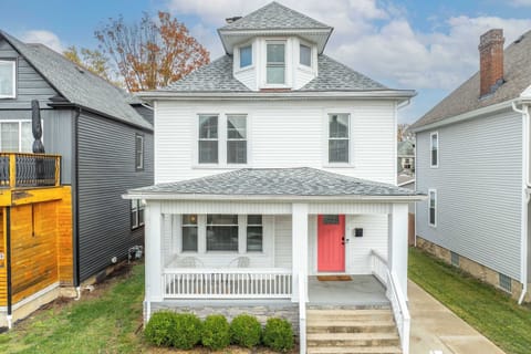 Welcome to The Restful Roost w Hot Tub!