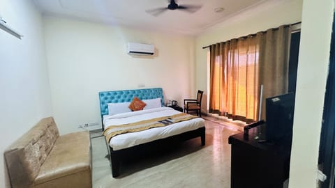Deluxe Room, 1 King Bed, Smoking, City View | Balcony view