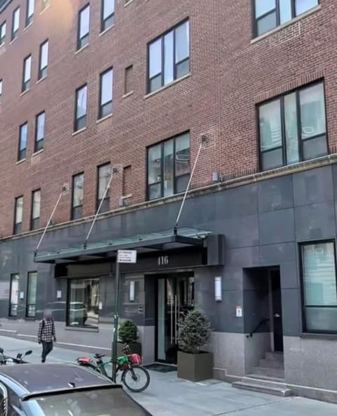 Midtown Manhattan Luxury Building w/Elevator & Concierge Near Central Park