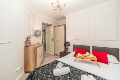 Bedroom #2 with Queen Bed | Book Now with RENTUJEMY.COM
