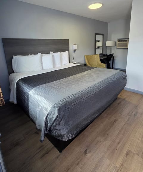 Single Room, 1 King Bed, Non Smoking | Desk, free WiFi, bed sheets