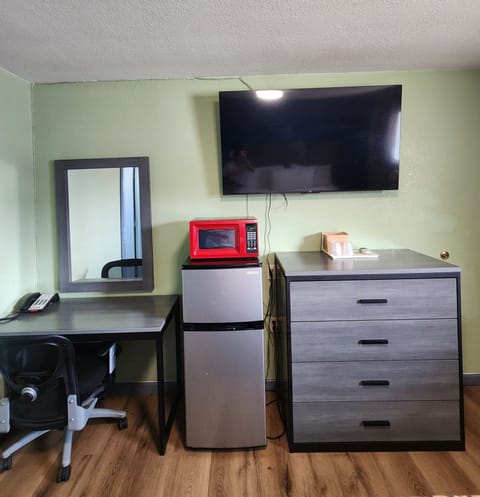 Single Room, 1 King Bed, Smoking | Desk, free WiFi, bed sheets