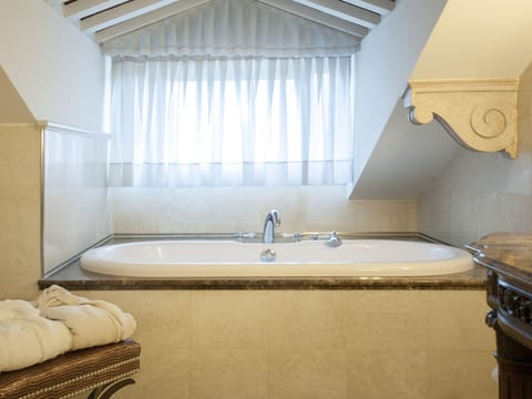 Junior Double Room | Bathroom | Hair dryer, towels, soap, shampoo