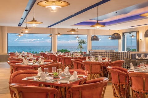 5 restaurants; breakfast, lunch, and dinner served