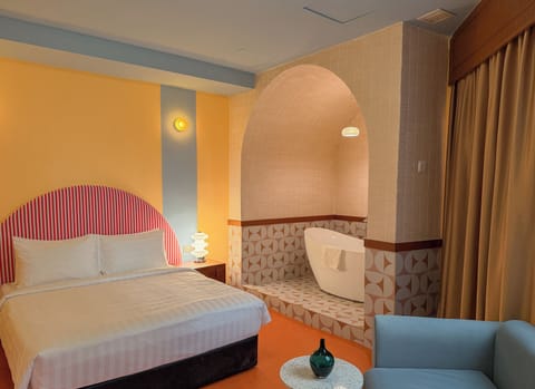 Moonrise suite with Bathtub | Desk, laptop workspace, blackout drapes, iron/ironing board