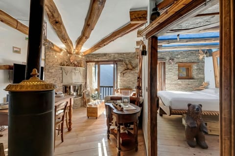 Honeymoon Apartment, Multiple Bedrooms (Grange Romantic Retreat Mountain View) | Interior