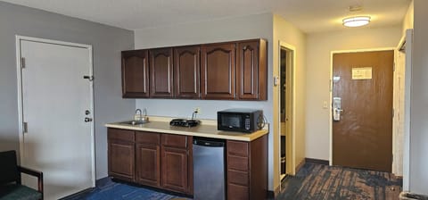 Studio King with Kitchenette | Desk, free WiFi, bed sheets