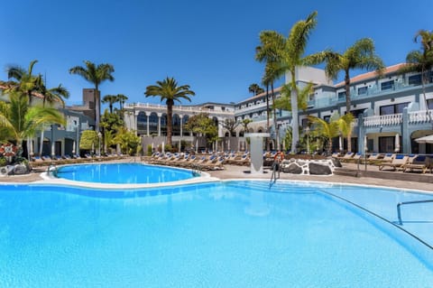 3 outdoor pools, pool umbrellas, lifeguards on site