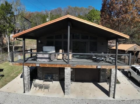Three bedrooms, two bathrooms, Beaver Lake Access, Hot Tub