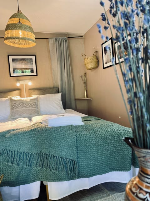 Garden Room, Breakfast Included | Free WiFi, bed sheets