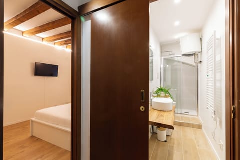 Comfort Studio | Bathroom | Shower, free toiletries, hair dryer, towels