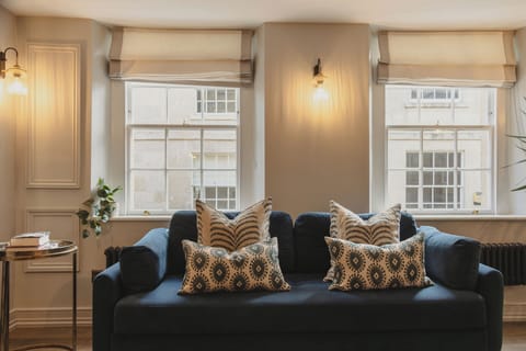 Luxury Apartment, 1 King Bed with Sofa bed, Kitchen, City View | Living area