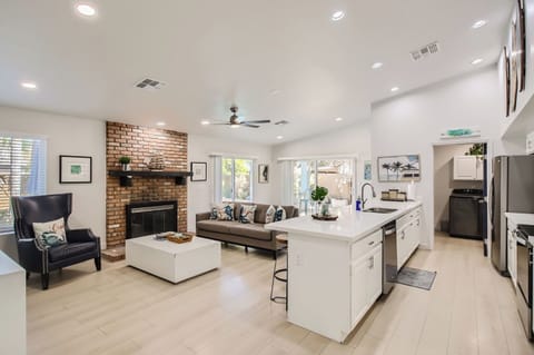 2207 S Cherry - Web Quality - 004 - 04 Living Room