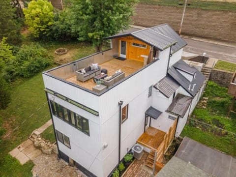 Modern downtown home with fabulous skyline view from rooftop deck/wet bar